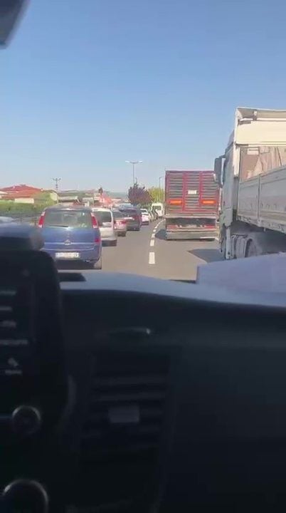 Düzce'de ambulansa yol vermek için fermuar sistemi uygulandı
