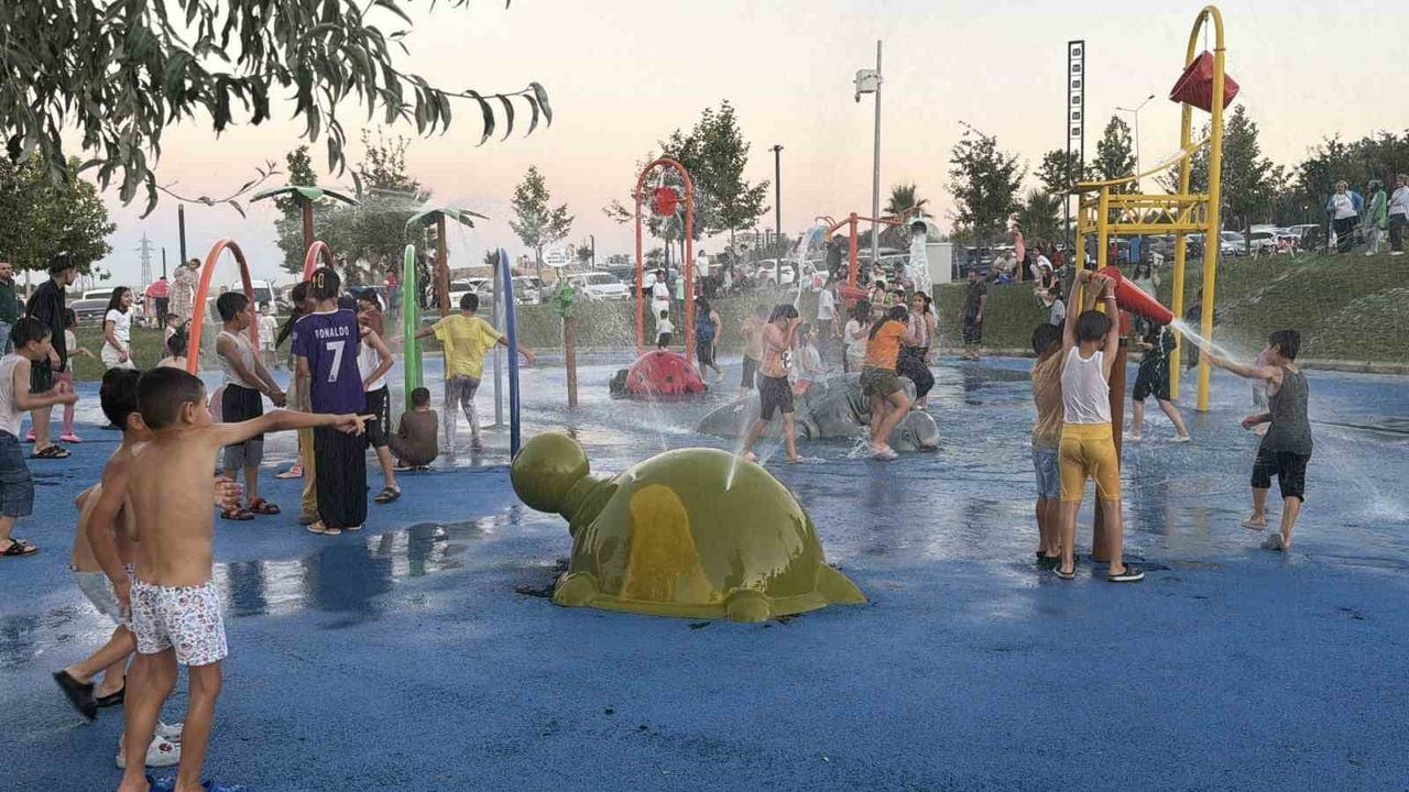 Termometre 45'i gösterdi, çocuklar soluğu su oyun parklarında aldı