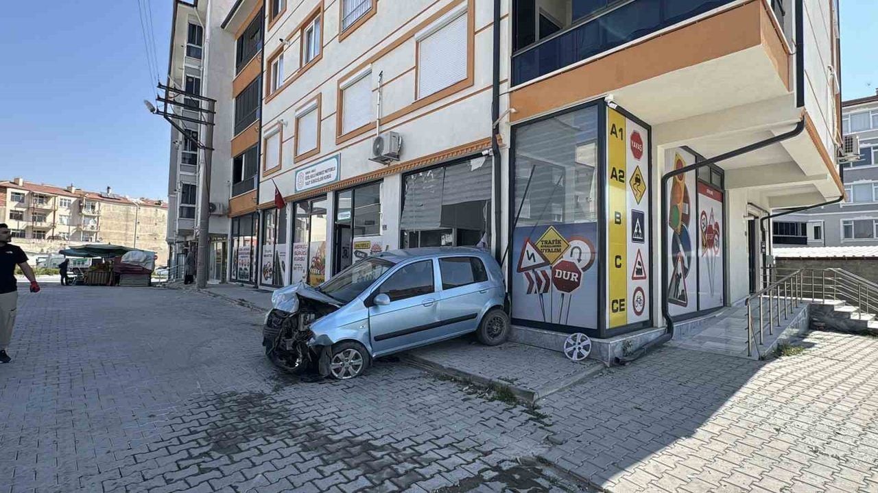 Konya'nın Kulu ilçesinde kontrolden çıkan otomobil park halindeki iki araca ve iş yerine çarptı